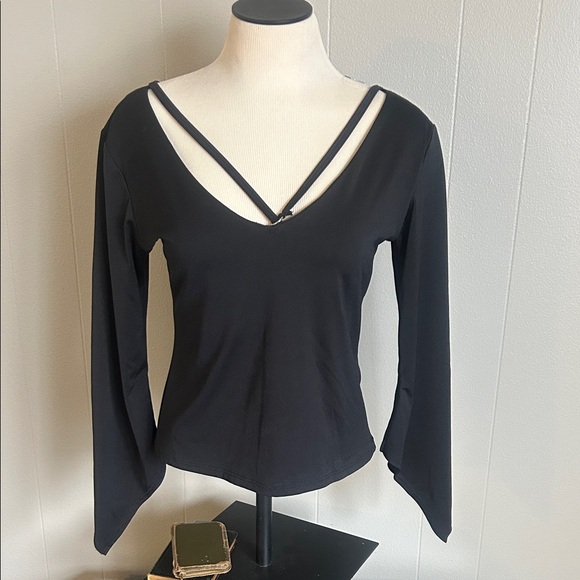 klueless Tops - Vintage Y2K, 2000s klueless top black with flare sleeves made in the USA 🇺🇸